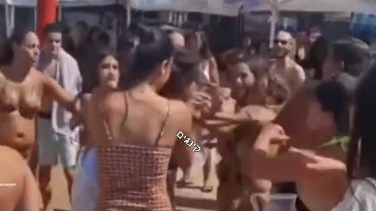 קטטה ביום גיבוש של עובדי עיירית פתח תקווה בימית 2000 (צילום: צילום מסך רשתות חברתיות)