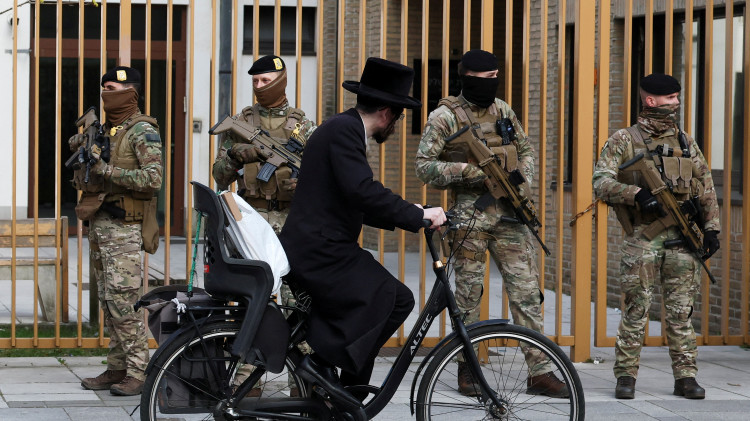 חיילים שומרים על מוסד יהודי בבלגיה (צילום: REUTERS/Yves Herman)