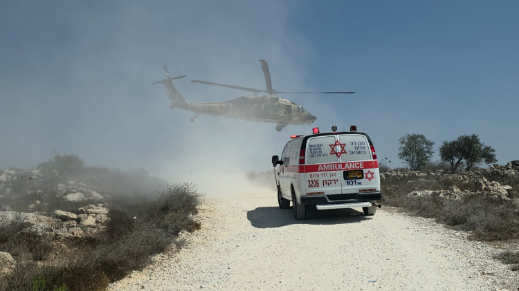 ניידת אמבולנס ומסוק בזירה (צילום: דוברות מד"א)