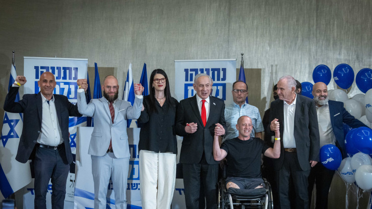 בנימין נתניהו ומשורייני הליכוד  (צילום: חיים גולדברג, פלאש 90)