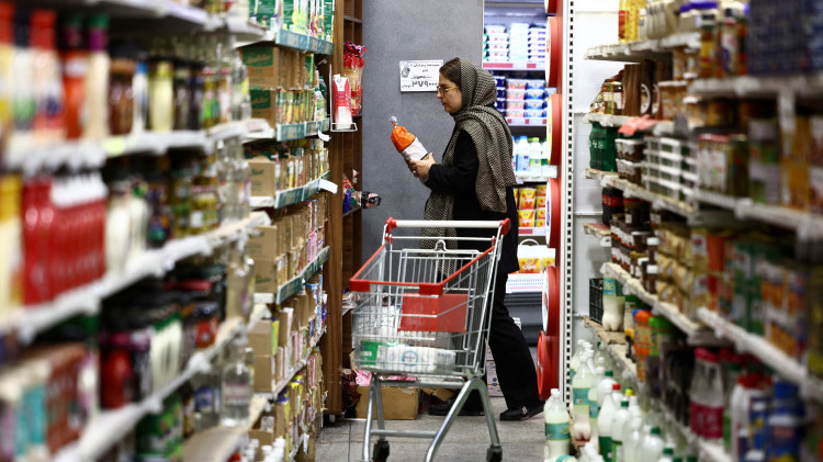 אישה איראנית קונה בסופרמרקט (צילום: REUTERS)