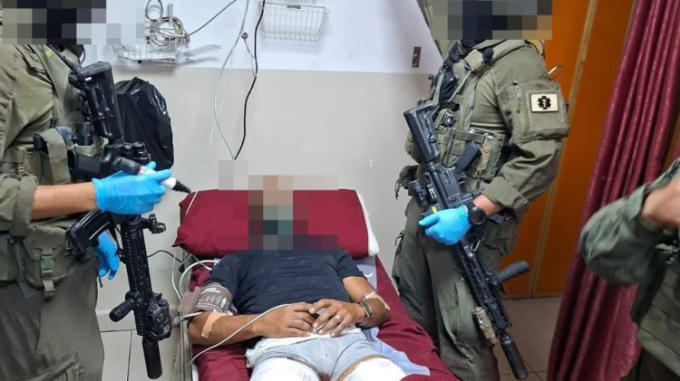 המחבל שחשוד בביצוע הפיגוע בבנימין לאחר שנתפס על ידי כוחות הביטחון  (צילום: שימוש לפי סעיף 27א')