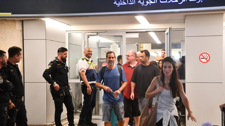 נוסעי טיסת פליי דובאי מתקבלים בנתב"ג (צילום: אבשלום ששוני)