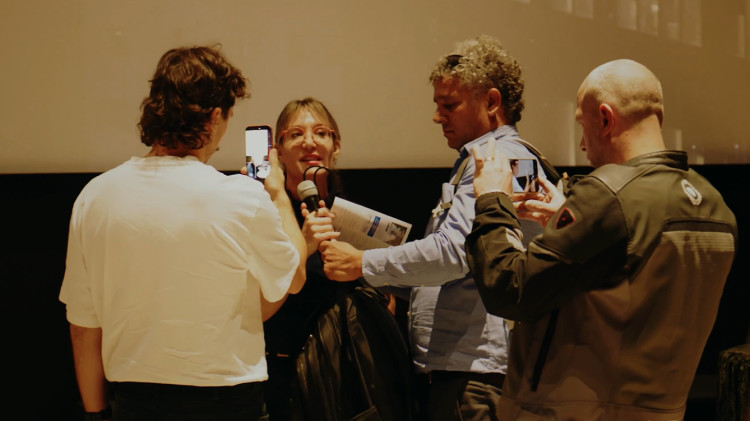 סבין תעסה פורצת לבמה במהלך הקרנת הסרט "נז"א" בהולנד (צילום: צילום מסך רשת X)