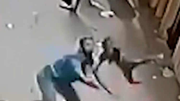 עובר אורח מציל ילד שנפל ממרפסת (צילום: מתוך יוטיוב)