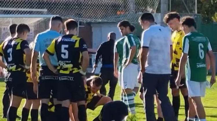 בור נפער במשחק כדורגל (צילום: צילום מסך מתוך יוטיוב)