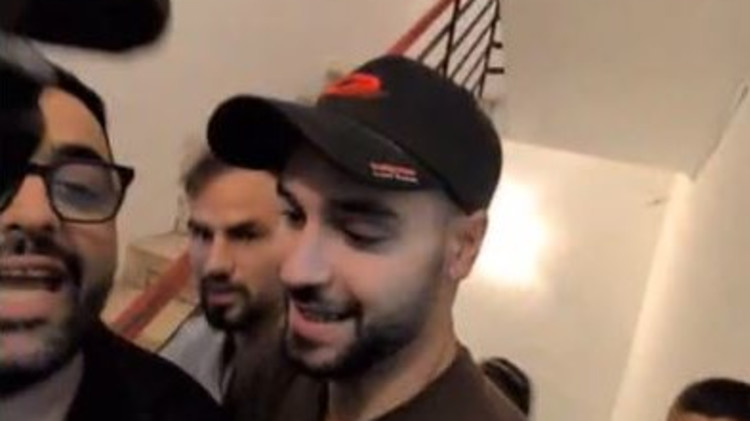 מרדכי דוד ופעילי הימין במטה מפלגת "הרשימה המשותפת" (צילום: רשת מסרבות)