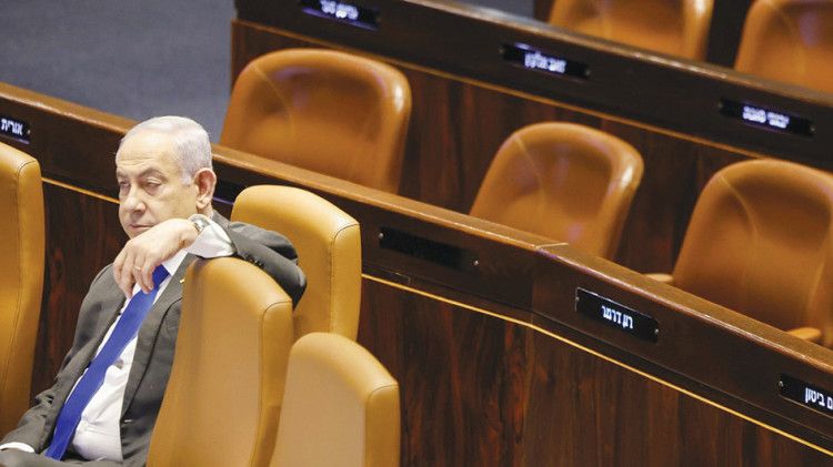 נתניהו לבד בשולחן הממשלה (צילום: מרק ישראל סלם)