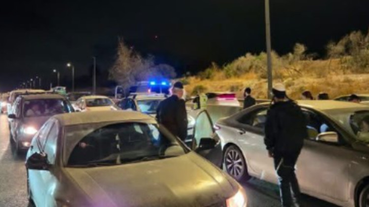 מעצר החשודים סמוך לכביש 1 (צילום: שימוש לפי סעיף 27א')