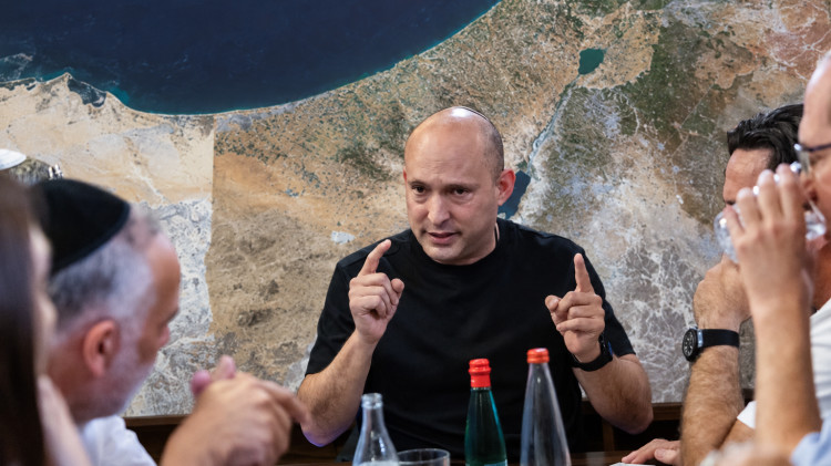 נפתלי בנט על רקע מדינת ישראל (צילום: חיים גולדברג, פלאש 90,המרכז למיפוי לישראל,בינה מלאכותית ושיפור צילום)