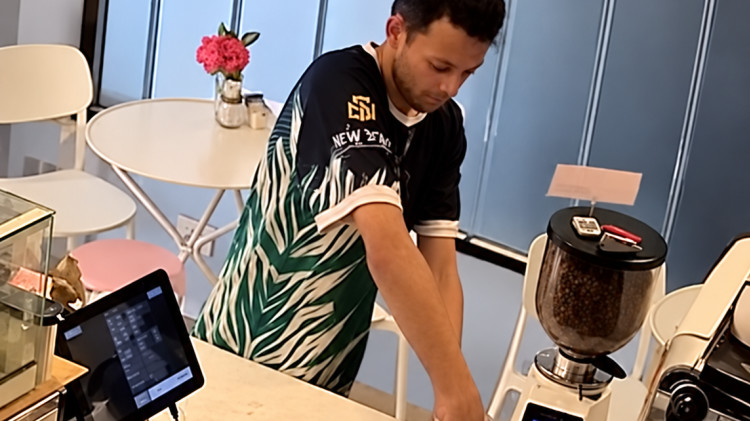 גנב מכניס את ידו בצנצנת הטיפים (צילום: צילום מסך מתוך יוטיוב)