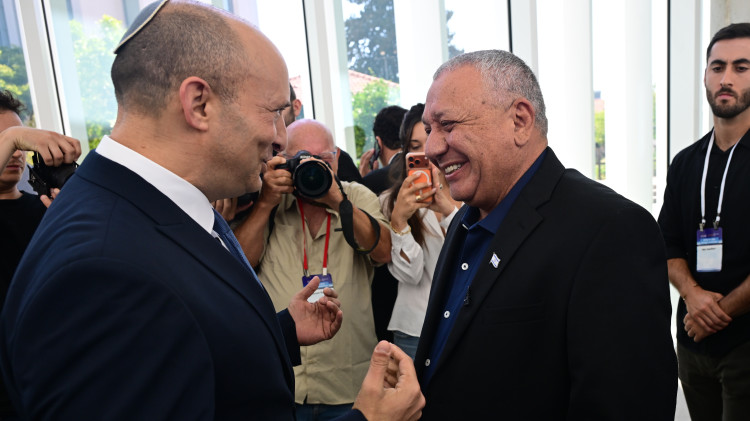 גדי איזנקוט ונפתלי בנט  (צילום: אבשלום ששוני)