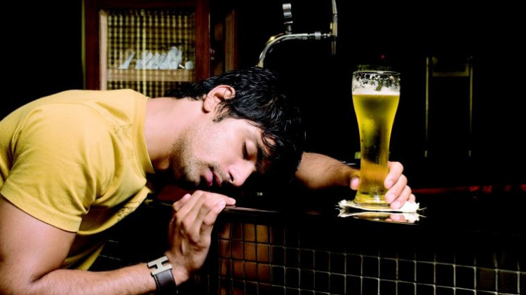 גבר שיכור עם כוס בירה בפאב  (צילום: אינגאימג)