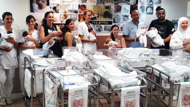 יולדות, אבות ומיילדות בבית החולים (צילום: המרכז הרפואי זיו)