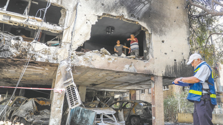 הרס הטיל שנפל בפתח תקווה  (צילום: מרק ישראל סלם)