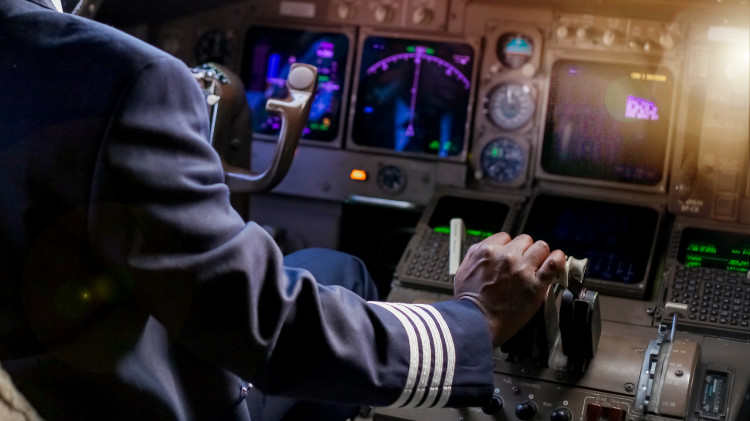 טייס בקוקפיט, אילוסטרציה (צילום: אינגאימג)