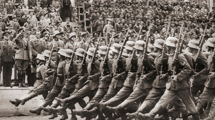 חיילים נאצים במצעד (צילום: רויטרס)