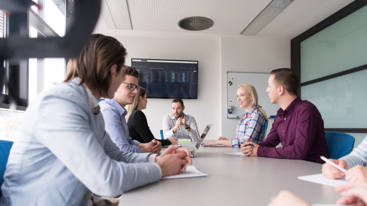 ישיבת עובדים במשרד, אילוסטרציה (צילום: אינג'אימג')