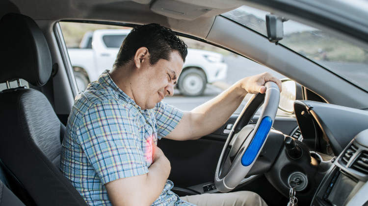 התקף לב. לחץ בחזה וזיעה קרה (צילום: אינגאימג')