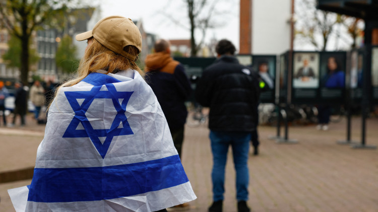 אישה עטופה בדגל ישראל באמסטרדם (צילום: רויטרס)