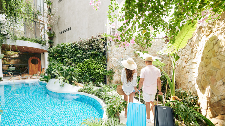 זוג בבית מלון (צילום: שאטרסטוק)