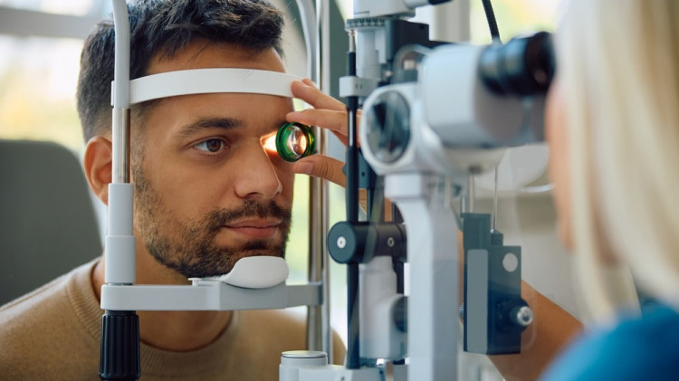 בדיקת עיניים. גם שעה ביום מסוכנת לראייה (צילום: שאטרסטוק)