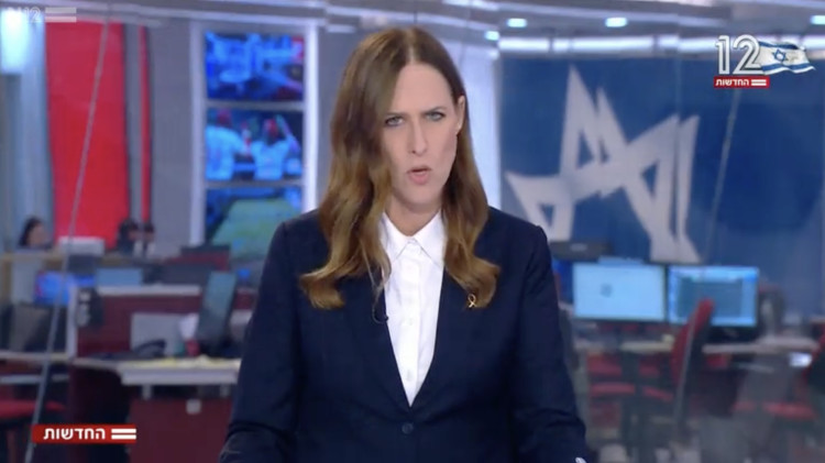 יונית לוי מגישה את המהדורה המרכזית בחדשות 12 (צילום: צילום מסך חדשות 12)