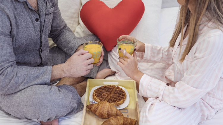 זוג, זוגיות, זוג בפיג׳מה (צילום: אינגאימג')