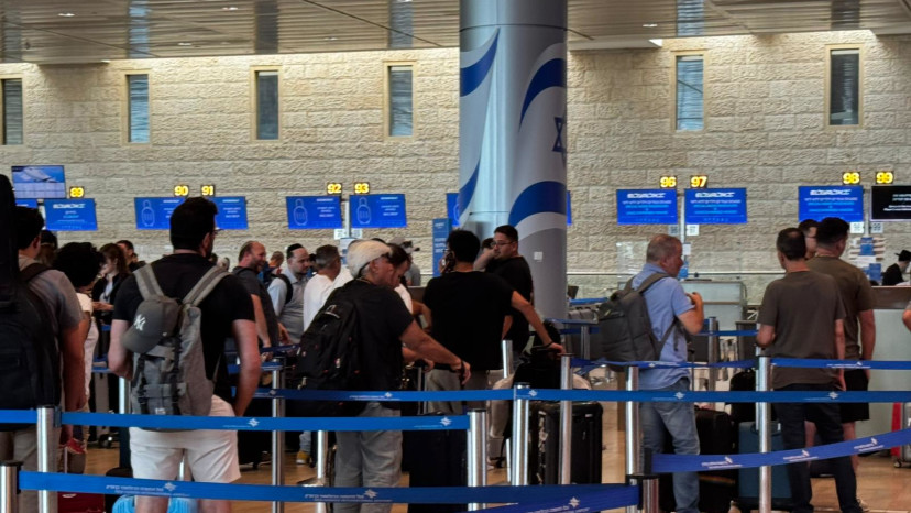 ישראלים בנתב"ג (צילום: דן עזרא)