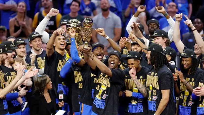 כשמגיע, מגיע. אוקלהומה סיטי מניפה גביע (צילום: רויטרס)