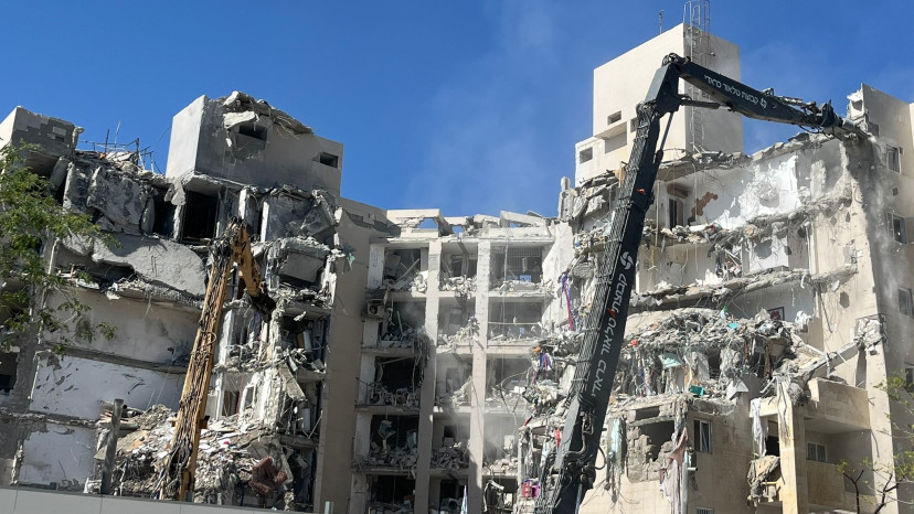 הריסת הבניין שנפגע מטיל איראני בבאר שבע (צילום: פלד ארבלי)