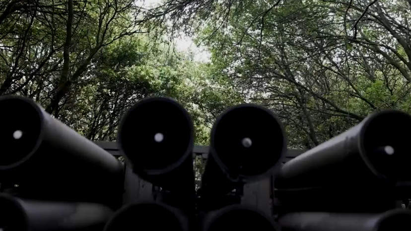 קנה שיגור טילים של חיזבאללה, מתוך סרטון התעמולה של חיזבאללה לציון שנתיים ללחימה (צילום: רשתות ערביות, שימוש לפי סעיף 27 א')