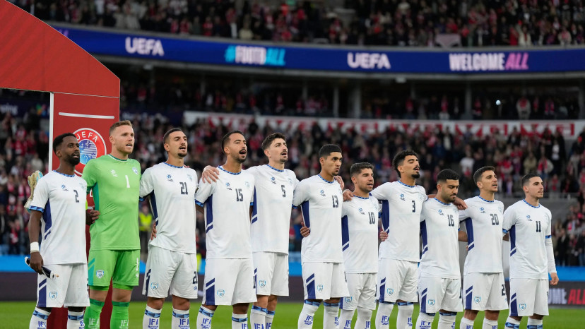 שחקני נבחרת ישראל עומדים בהמנון מול נבחרת נורבגיה (צילום: GettyImages, FREDRIK VARFJELL/AFP)