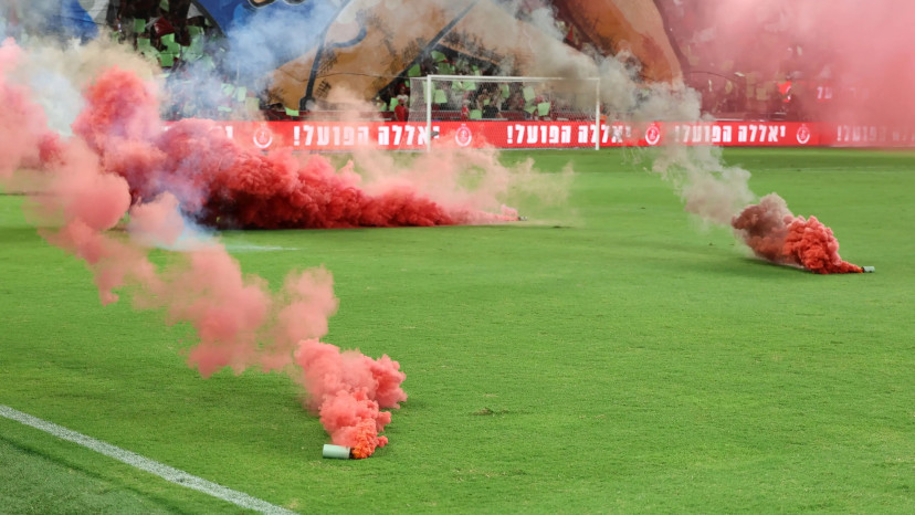 רימוני עשן של אוהדי הפועל תל אביב (צילום: אודי ציטיאט)