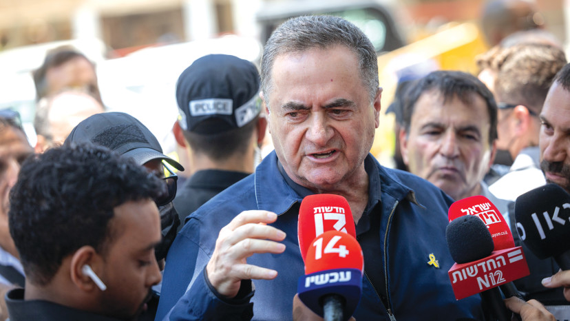 ישראל כ"ץ בזירת הנפילה בחולון 2025 (צילום: חיים גולדברג פלאש 90)