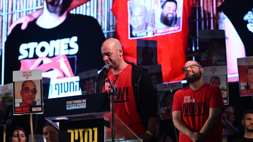 יאיר הורן בכיכר החטופים (צילום: ליאור רוטשטיין)