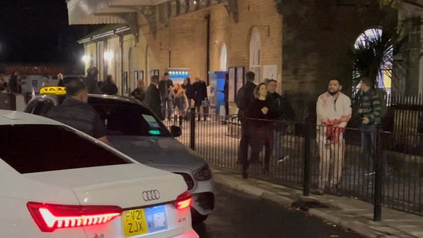 דקירה בתחנת רכבת בבריטניה (צילום: רויטרס)