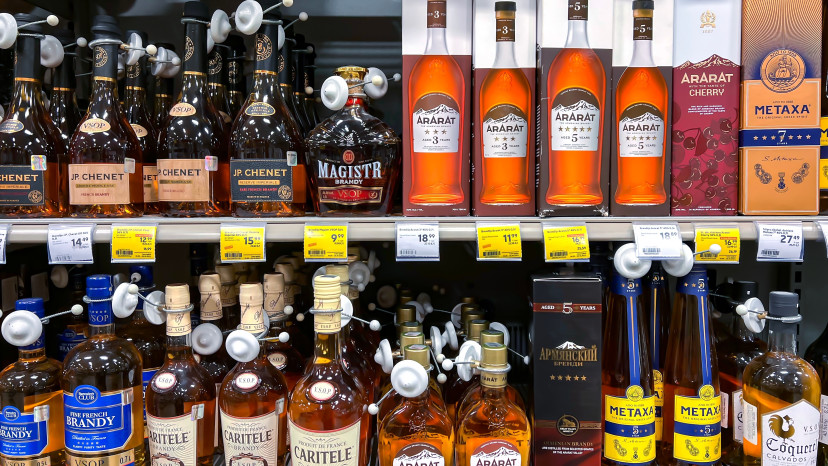 בקבוקי אלכוהול בסופרמרקט בלטביה (צילום: שאטרסטוק)