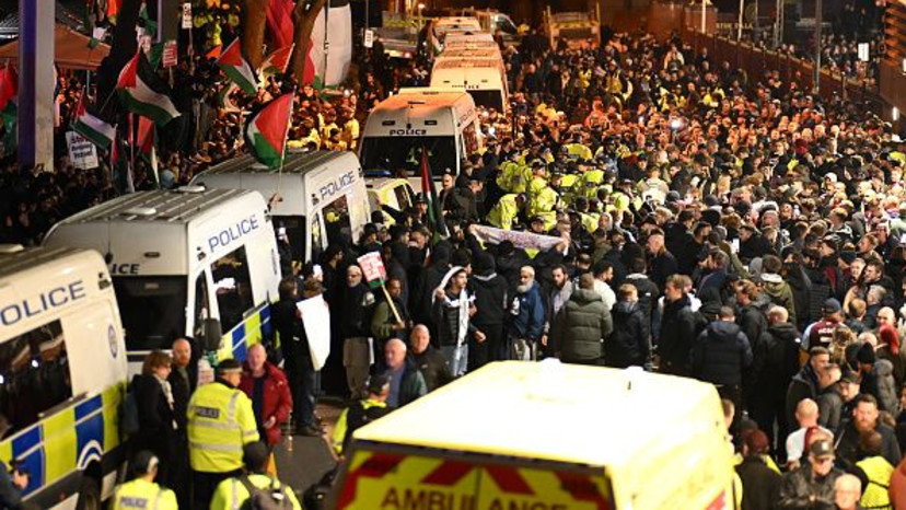 הפגנות לפני משחקה של מכבי תל אביב מול אסטון וילה (צילום: Clive Mason)