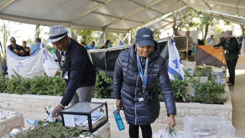 הנחת דגלי ישראל ופרחים על קברי החללים בהר הרצל (צילום: יוסי זמיר)