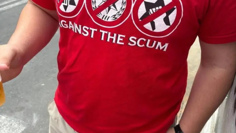 חולצת אוהדי אולטראס הפועל תל אביב בגינה העימות עם המשטרה (צילום: מערכת וואלה, לפי סעיף 27א')