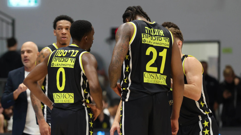 שחקני אליצור נתניה (צילום: דני מרון)