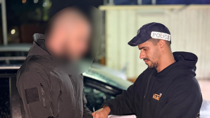 פרשת "מבוך הכסף" - מעצר במהלך פשיטת המשטרה (צילום: דוברות המשטרה)