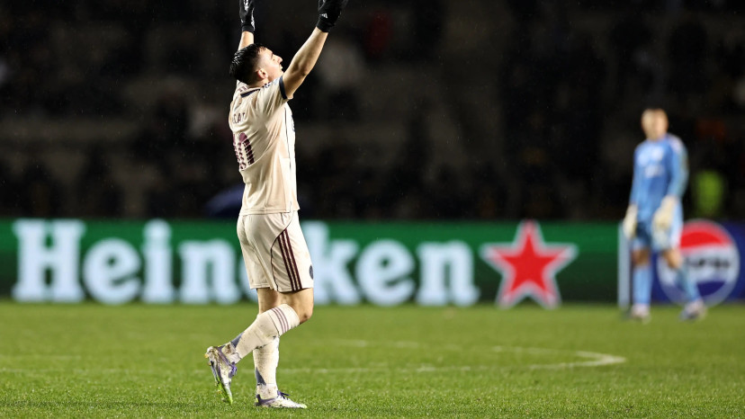 אוסקר גלוך שחקן אייאקס חוגג שער (צילום: GettyImages, GIORGI ARJEVANIDZE/AFP)