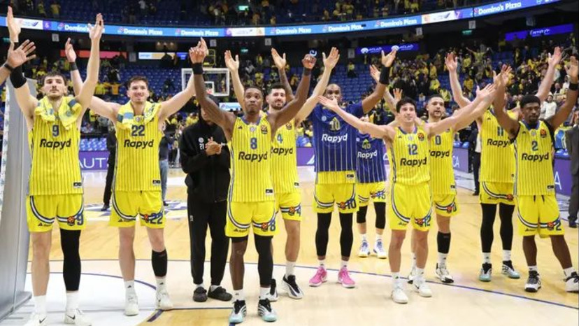 חיכו לתמונה כזו זמן רב. שחקני מכבי תל אביב מודים לקהל בסיום (צילום: דני מרון)