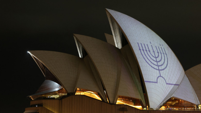 מנורה מוקרנת על בית האופרה של סידני (צילום: רויטרס)