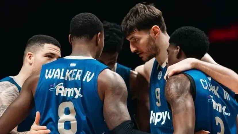 עשה את ההבדל. סורקין עם שחקני מכבי תל אביב (צילום: אתר רשמי, Dubai Basketball)