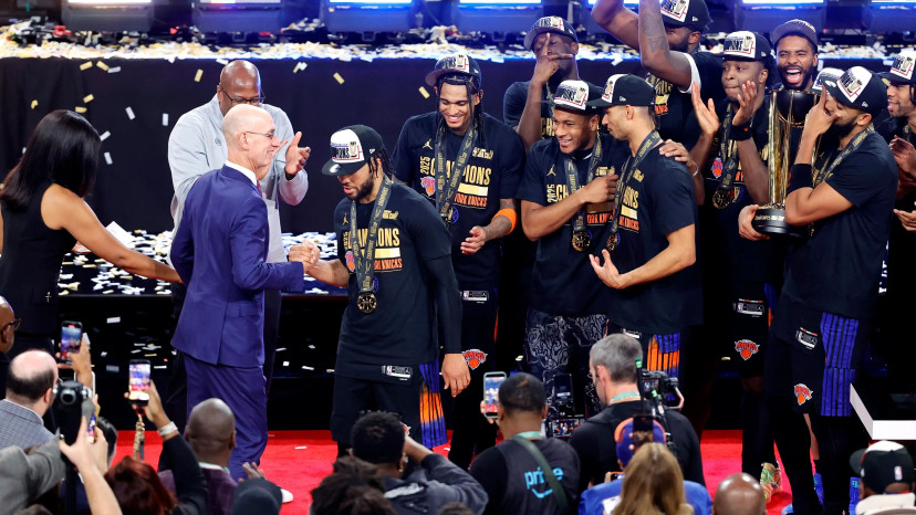 ניו יורק ניקס חוגגת זכייה בגביע ה-NBA: ג'יילן ברונסון עם אדם סילבר (צילום: GettyImages, Ethan Miller)