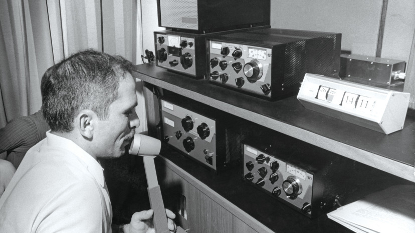 המלך חוסיין בתחנת הרדיו החובבנית שהקים בארמונו, 1970 (צילום: צילום ארכיון,Getty images)