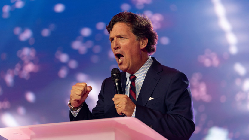 טאקר קרלסון בוועידת "אמריקה פסט" באריזונה (צילום: רויטרס)